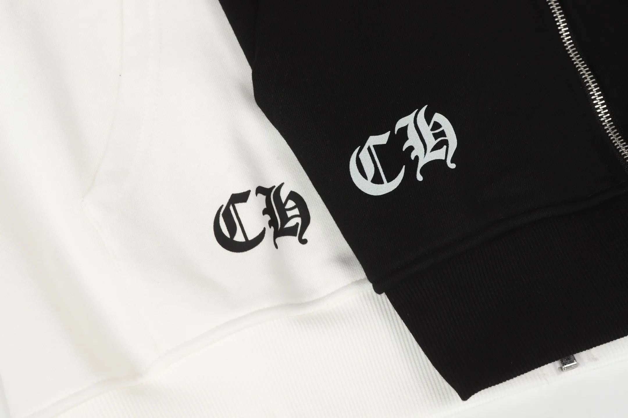 P250 cross-border model, please do not place an order if you are pursuing quality - Chrome Hearts/Chrome Hearts Colorful Cross ✝️ Printed zipper sweatshirt cardigan jacket - High weight, high density and high quality. The wool is soft, delicate and skin-friendly. It feels soft and silky. It has excellent warmth and skin-friendly properties - Custom-woven and dyed, no color difference. No matter the fabric or workmanship details, it beats the ordinary version on the market - Hardware zipper accessories are all customized, full of details - Color: black white -Size: S M L XL